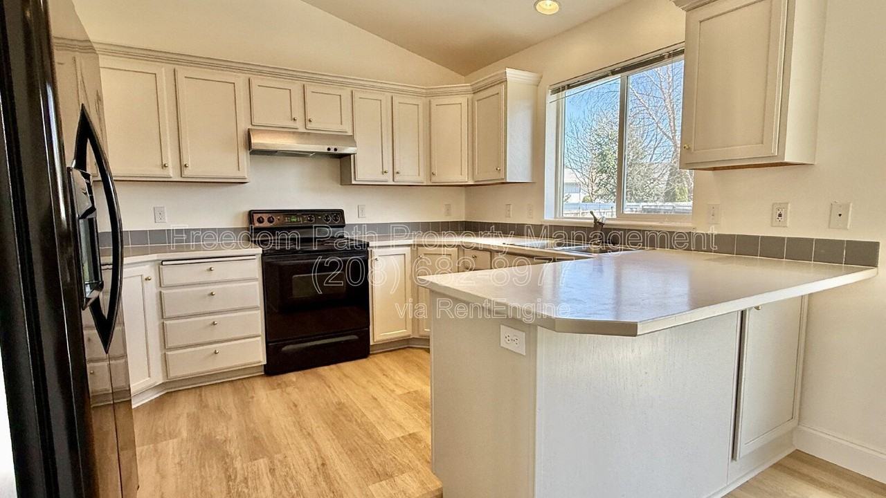 8061 N Ainsworth Dr - Photo 6 of 26