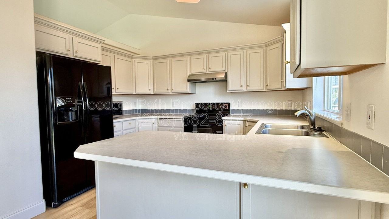 8061 N Ainsworth Dr - Photo 7 of 26