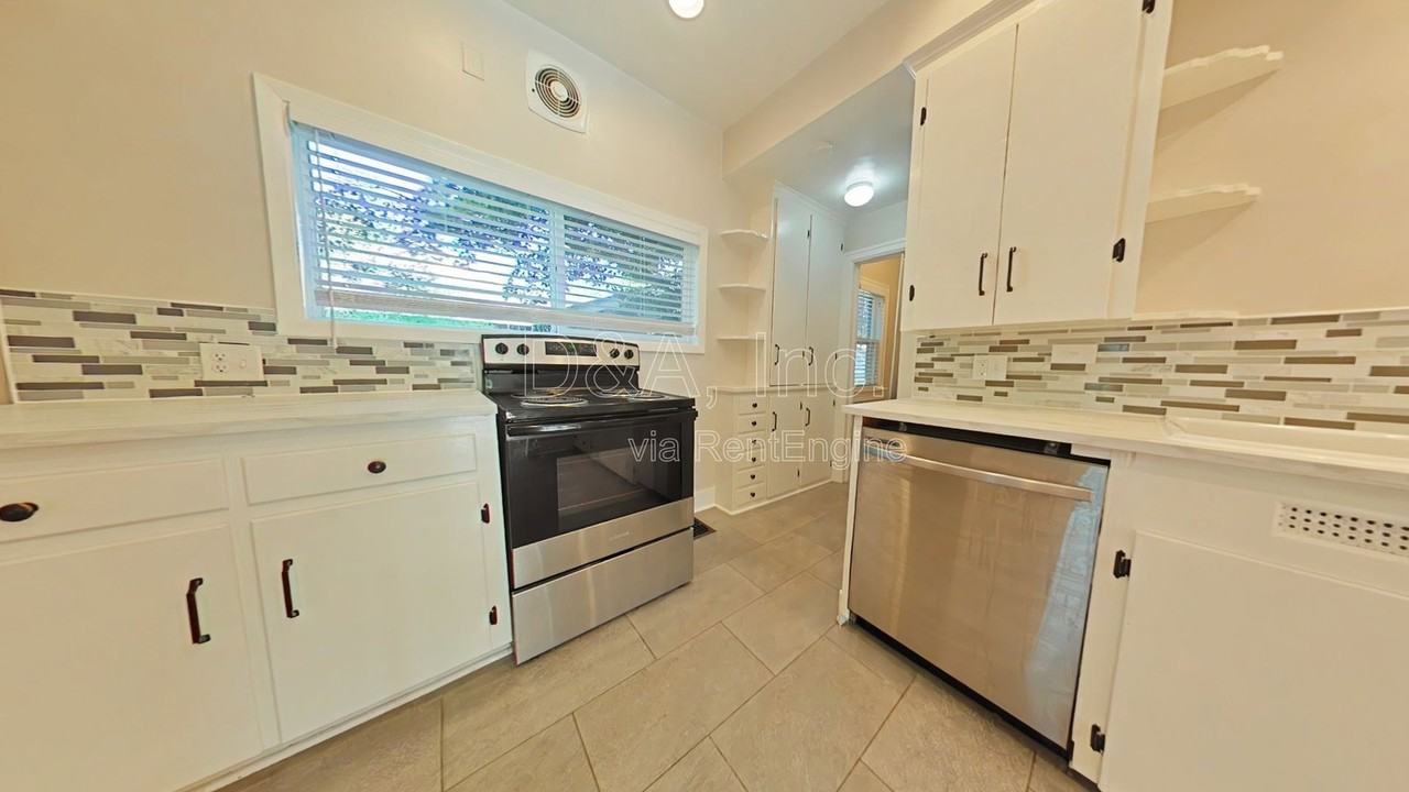 2723 Nw Jackson Ave - Photo 3 of 14