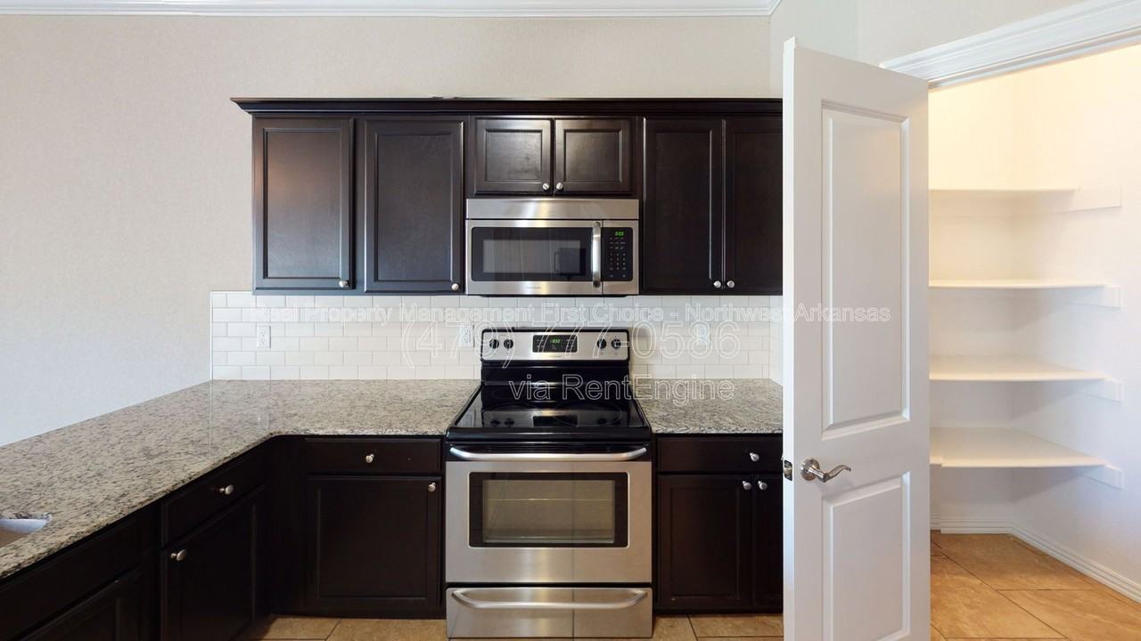 2711 W Shasta Rd - Photo 3 of 9