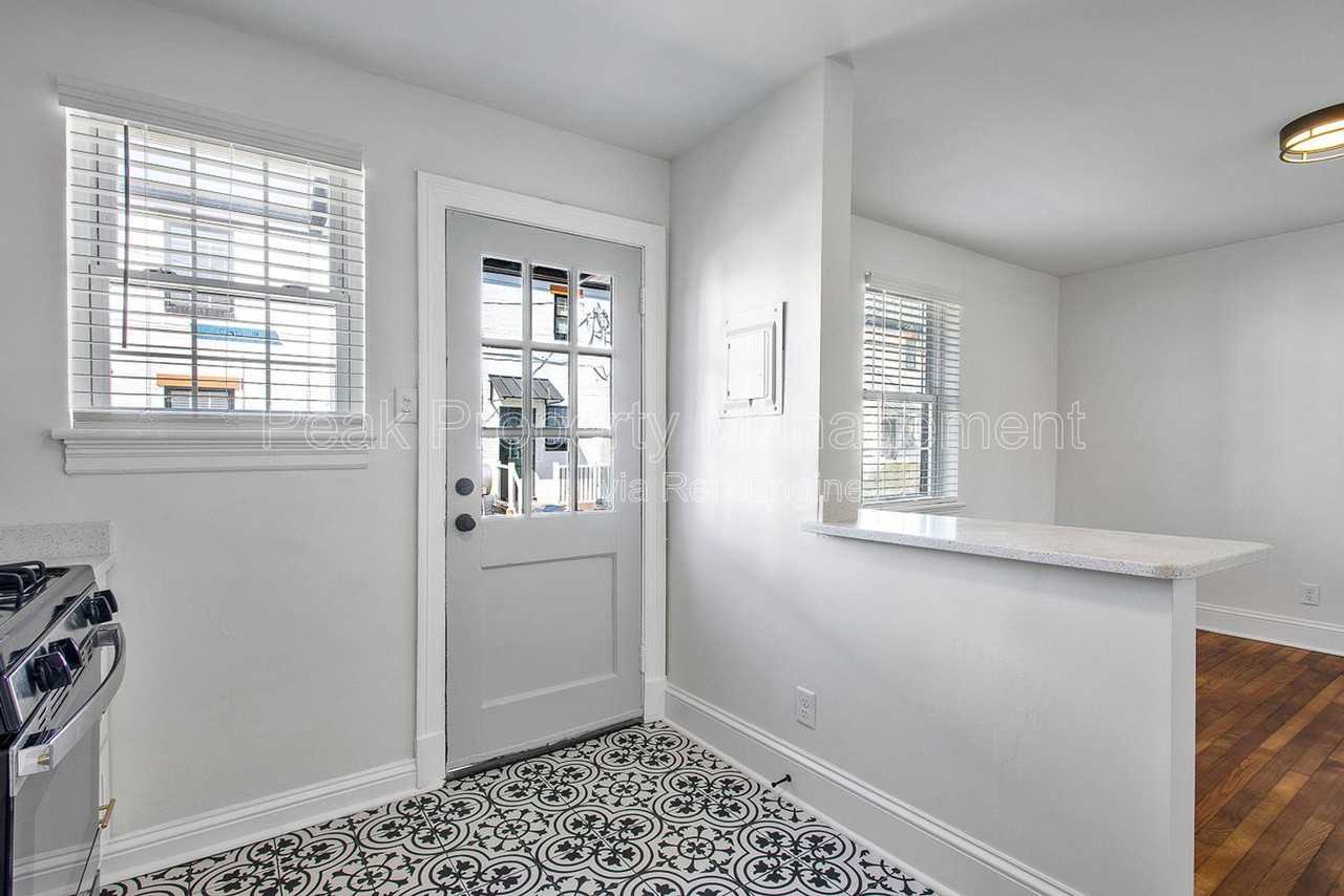 402 S Center St #4 - Photo 3 of 19