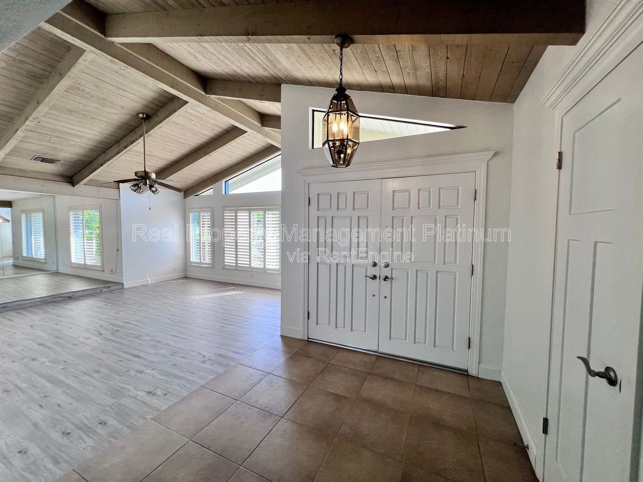 9193 N Fowler Ave - Photo 3 of 29