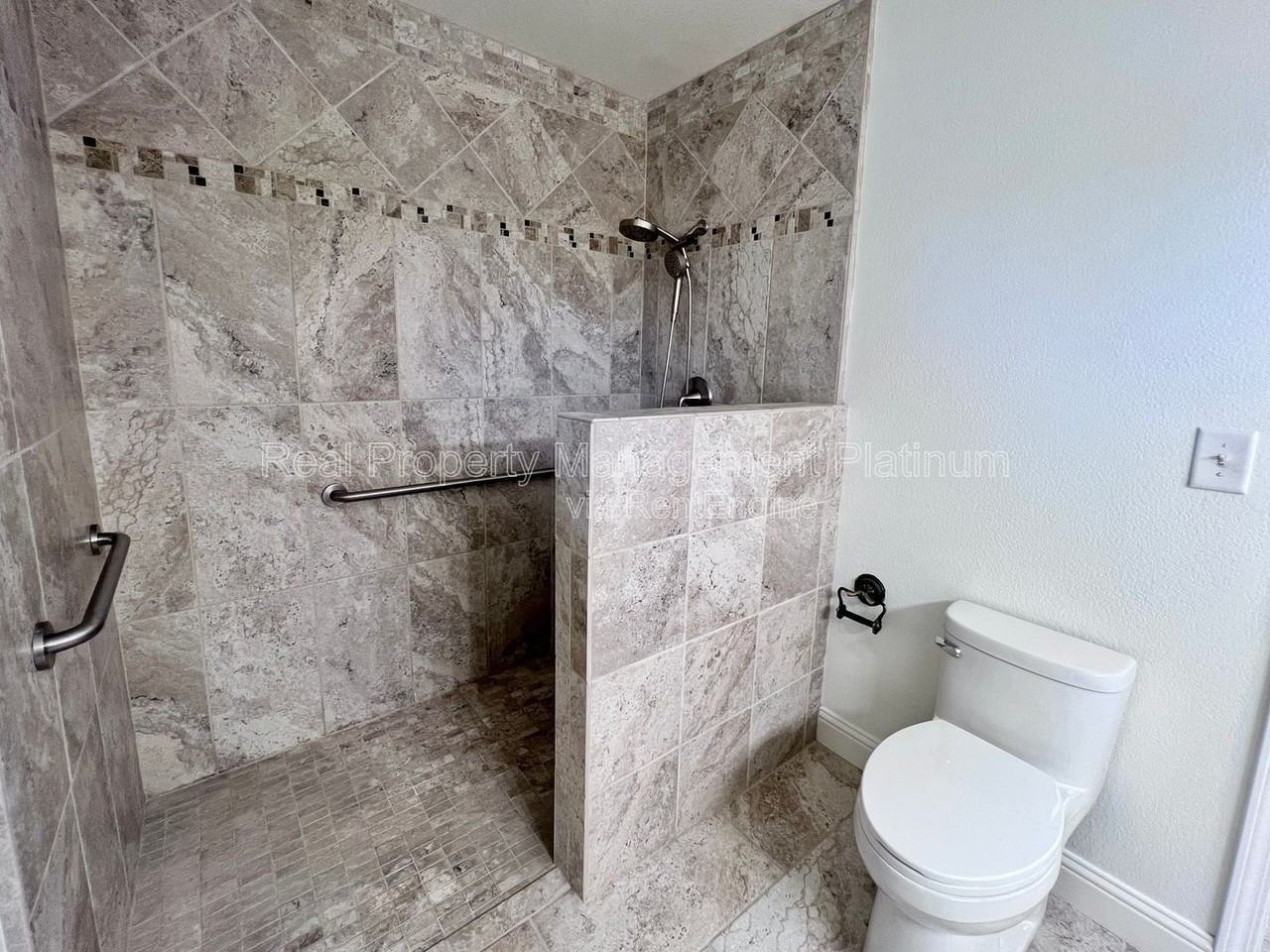 9193 N Fowler Ave - Photo 5 of 29