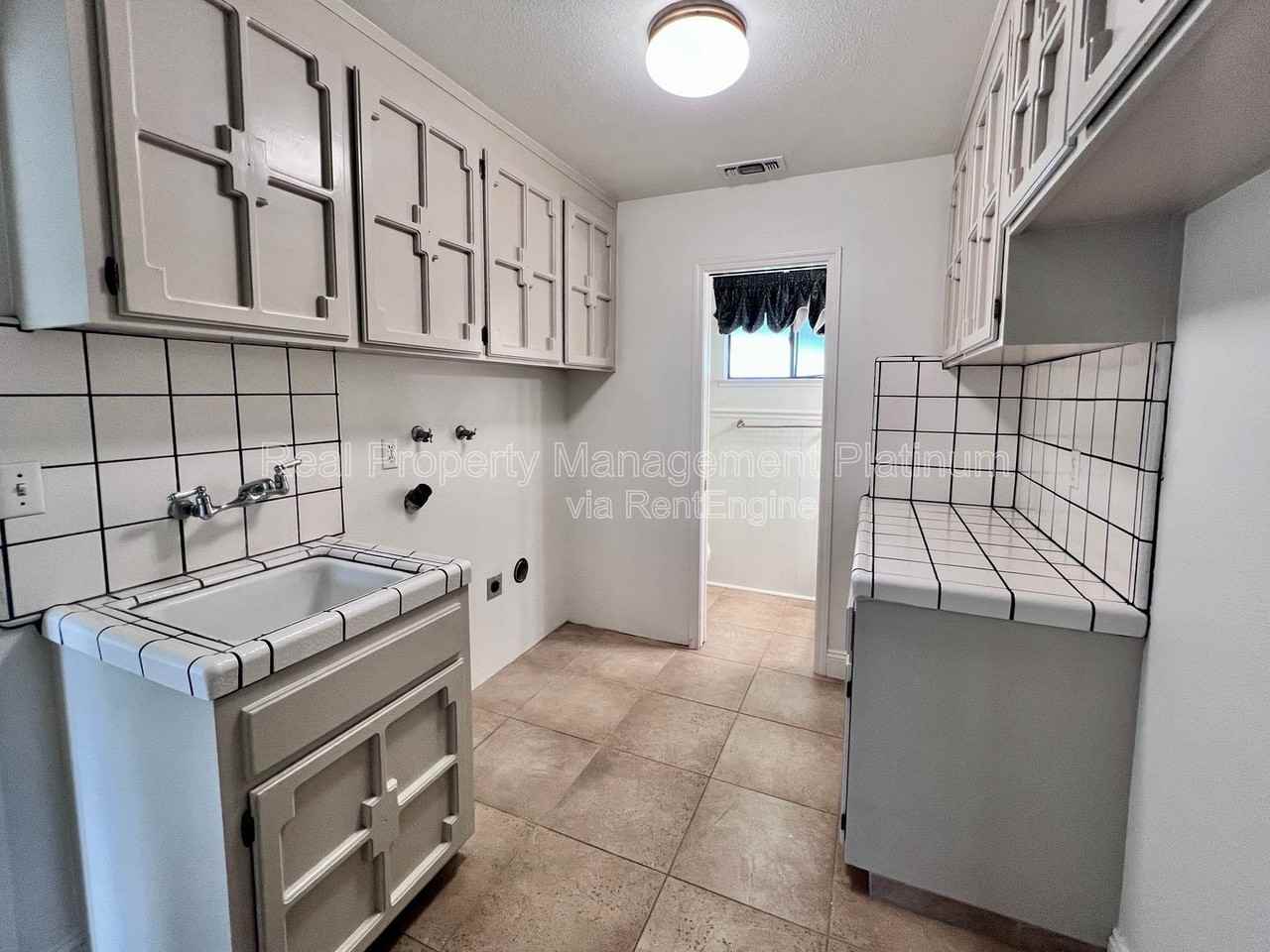 9193 N Fowler Ave - Photo 6 of 29