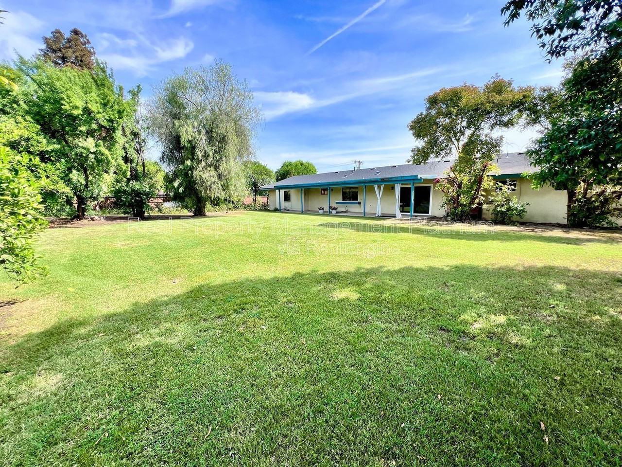 9193 N Fowler Ave - Photo 7 of 29