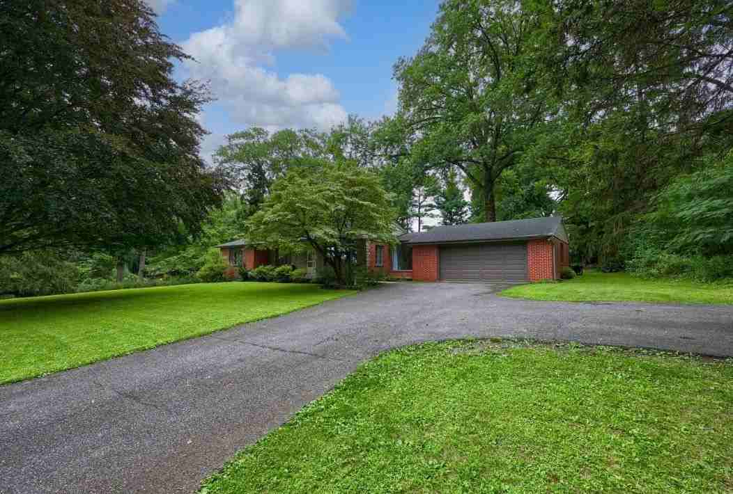 376 Arbor Rd - Photo 3 of 33