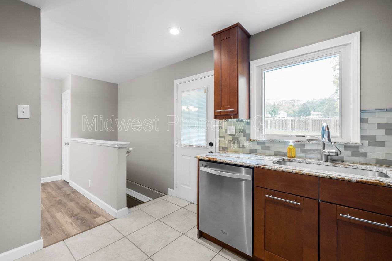 438 Bush Dr - Photo 3 of 25