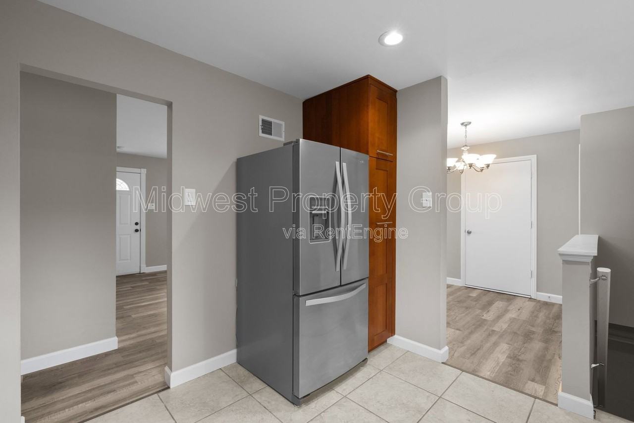 438 Bush Dr - Photo 4 of 25