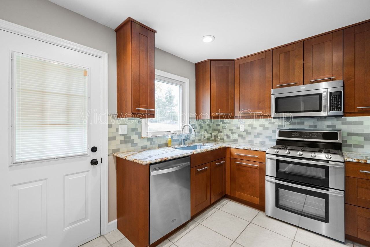 438 Bush Dr - Photo 5 of 25