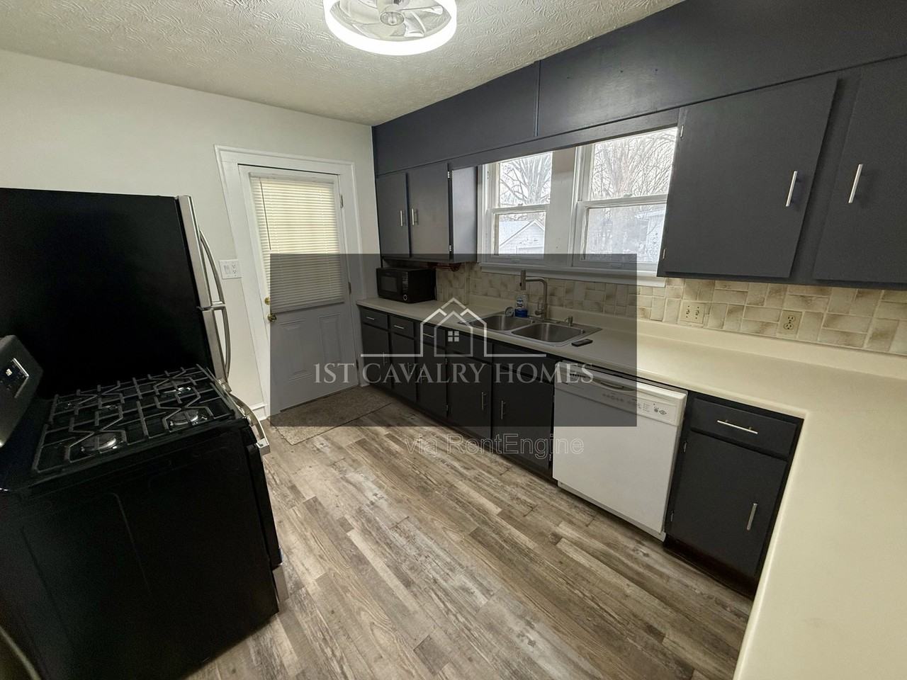 835 Inman St - Photo 6 of 11