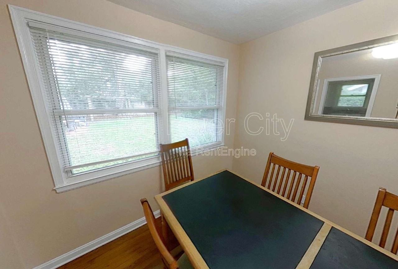 1543 Peachtree Cir N - Photo 3 of 20