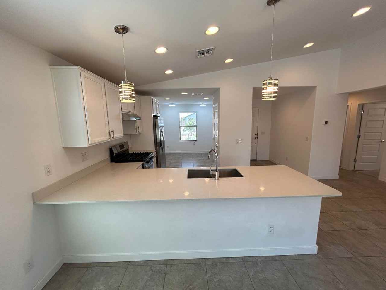 16422 W Saguaro Park Ln - Photo 4 of 25