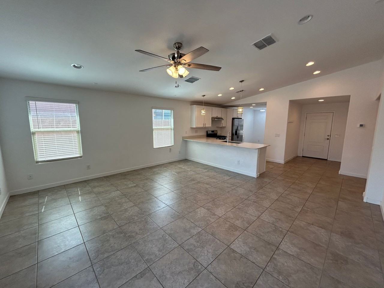 16422 W Saguaro Park Ln - Photo 7 of 25