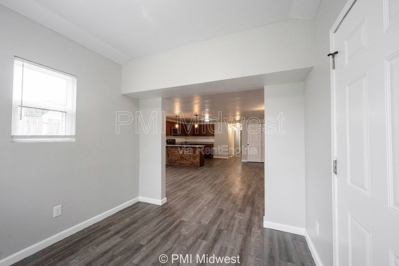 955 N Traub Ave - Photo 3 of 27