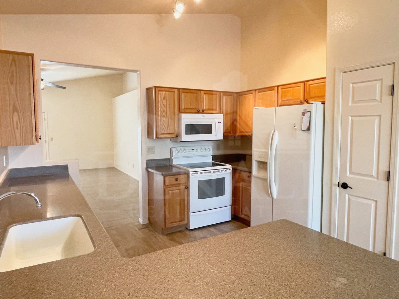 465 S Wildrose - Photo 7 of 21