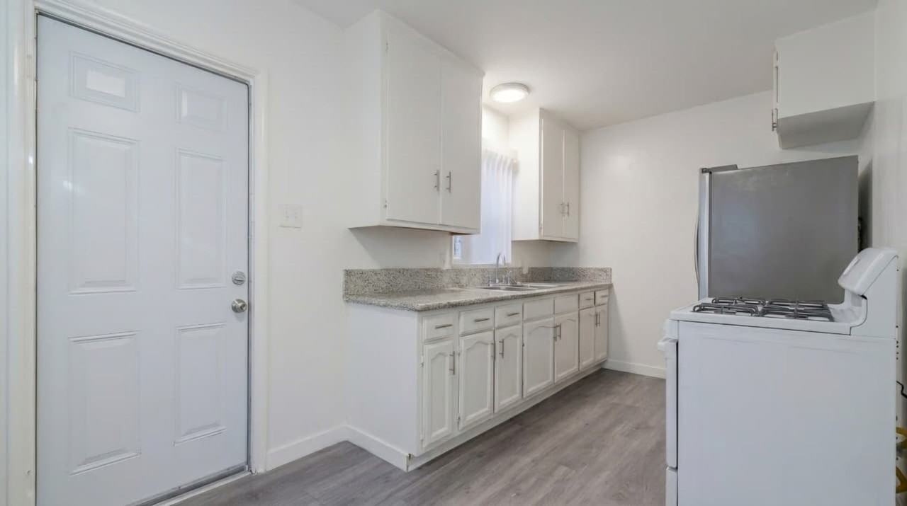 1124-1128 W. 110th - Photo 3 of 20