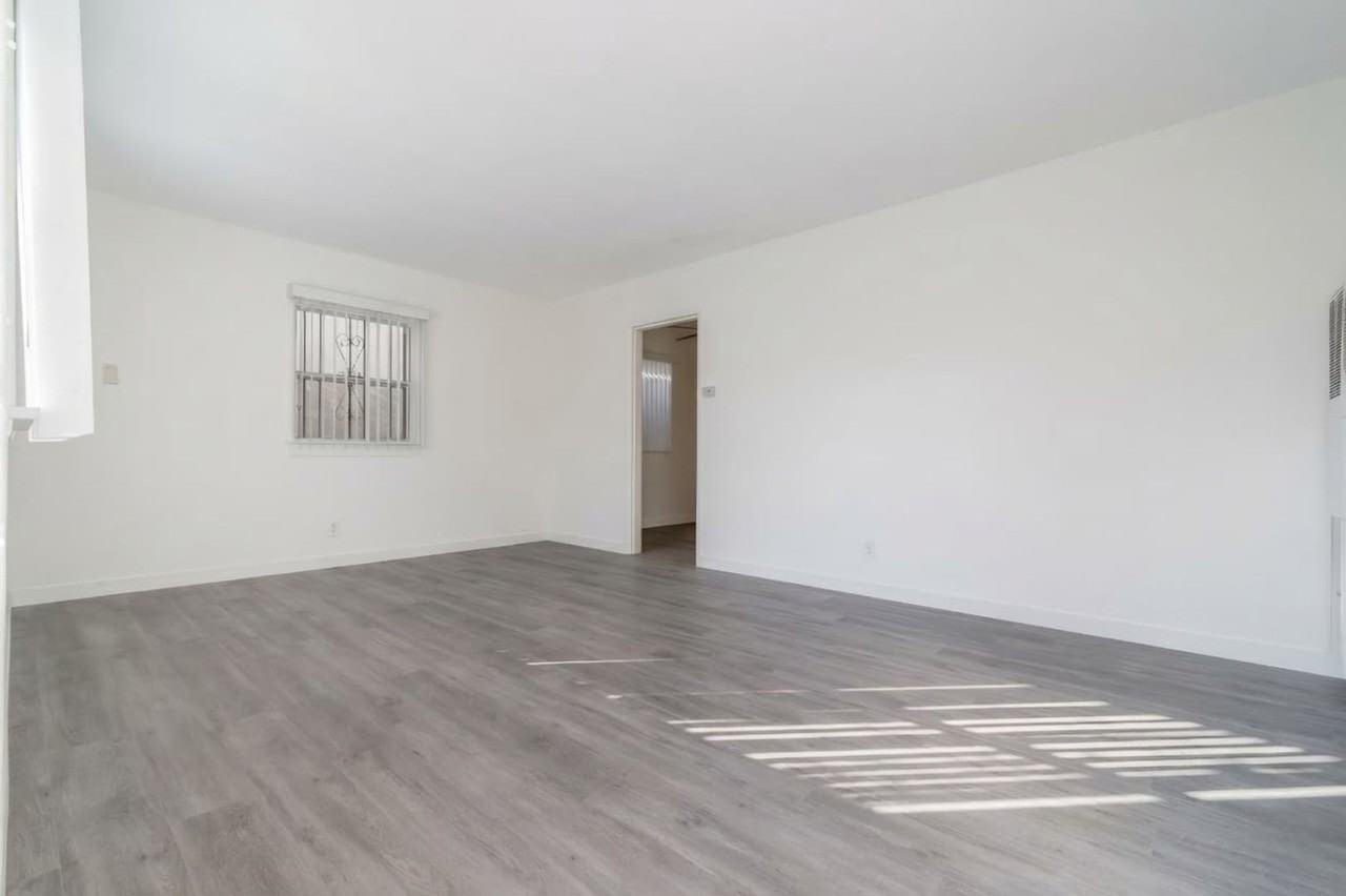 1124-1128 W. 110th - Photo 4 of 20