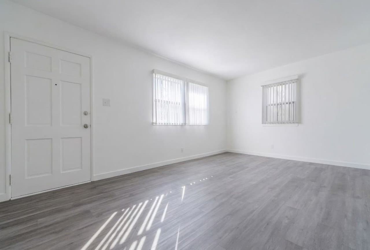 1124-1128 W. 110th - Photo 5 of 20