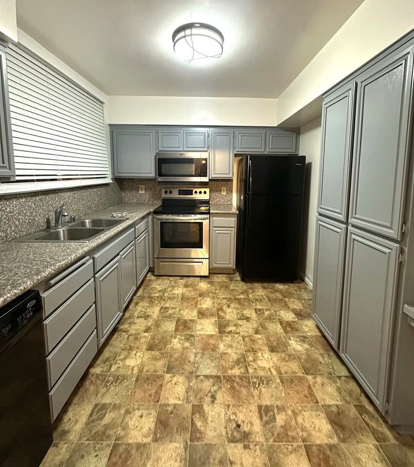 7260 Hillside Ave - Photo 4 of 27