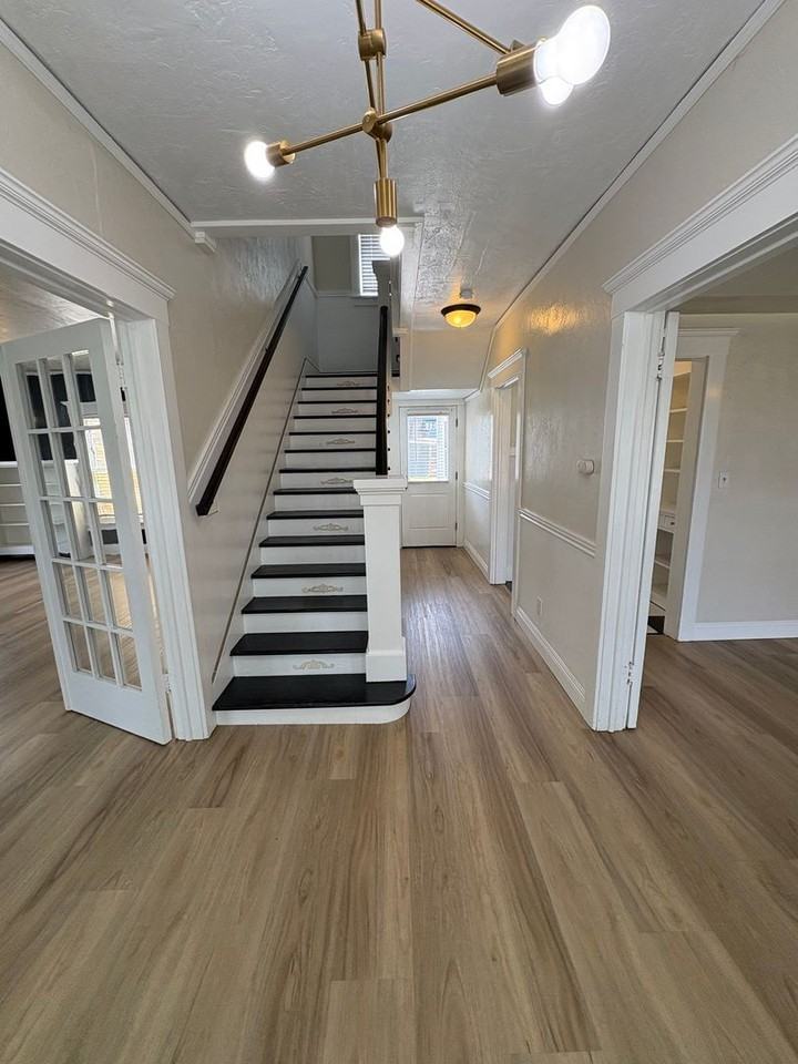 209 E 11th St - Photo 5 of 50