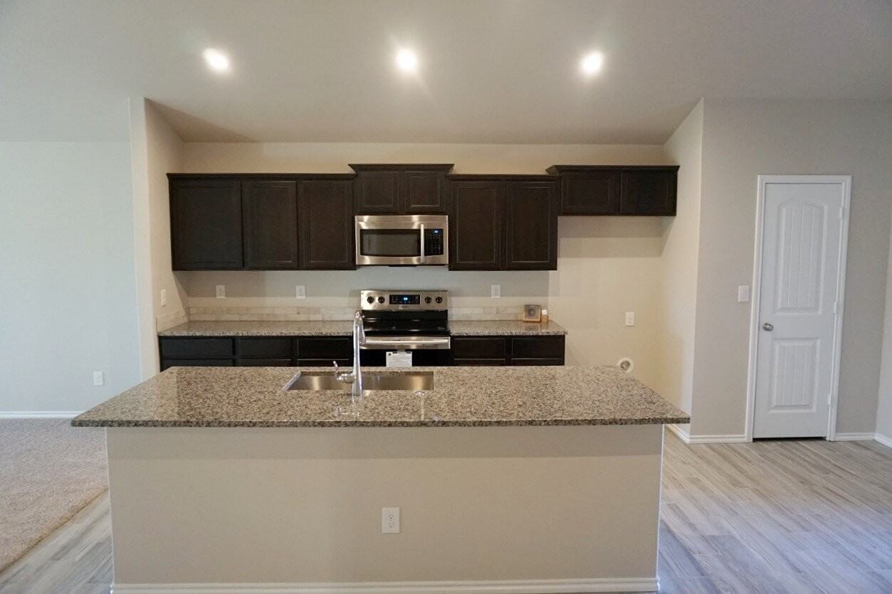 6822 40th St - Photo 3 of 10