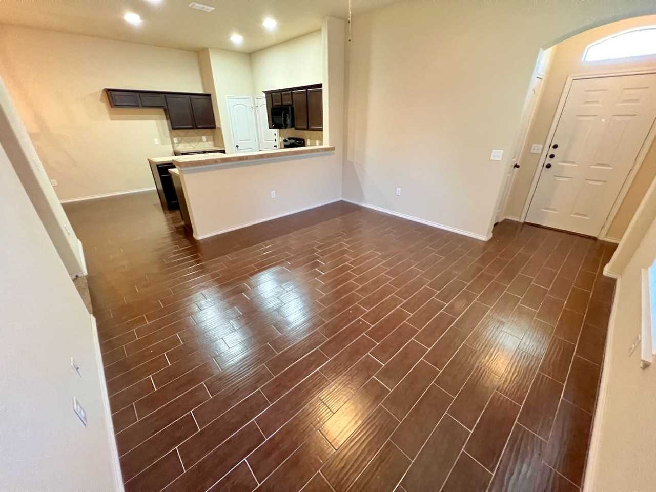 708 Creekside Cir - Photo 4 of 31