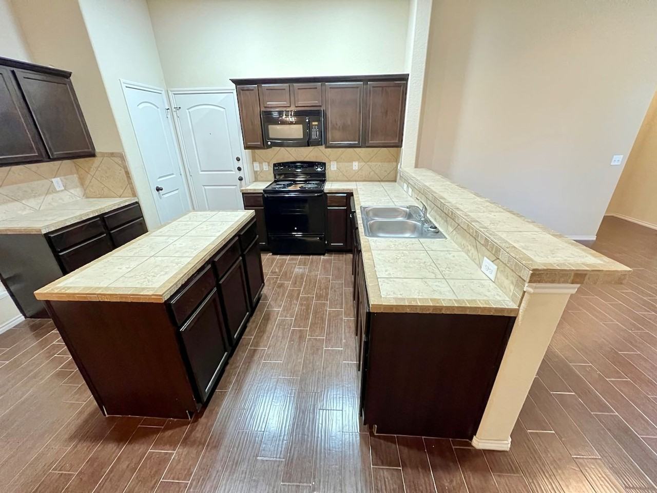 708 Creekside Cir - Photo 6 of 31