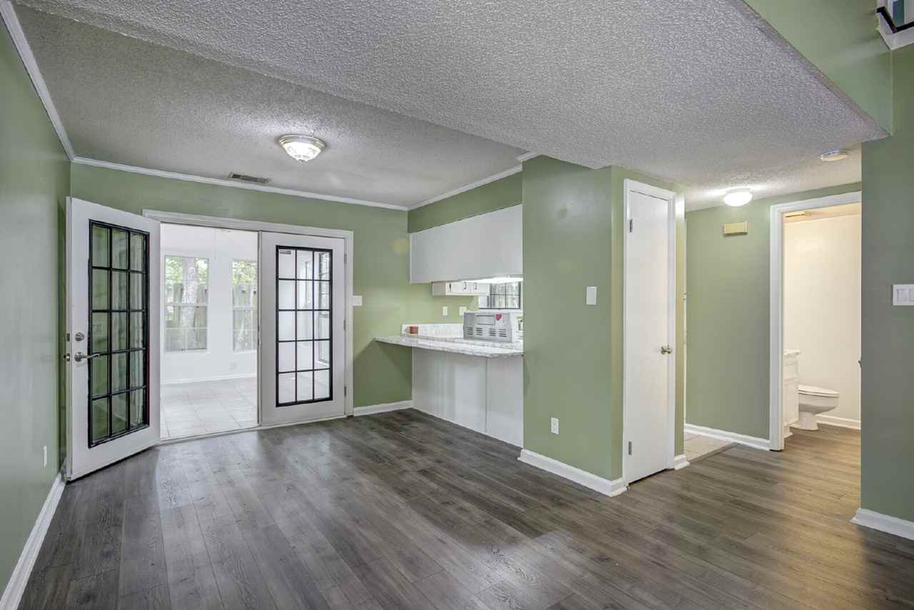 121 Holland Park Cir - Photo 6 of 23