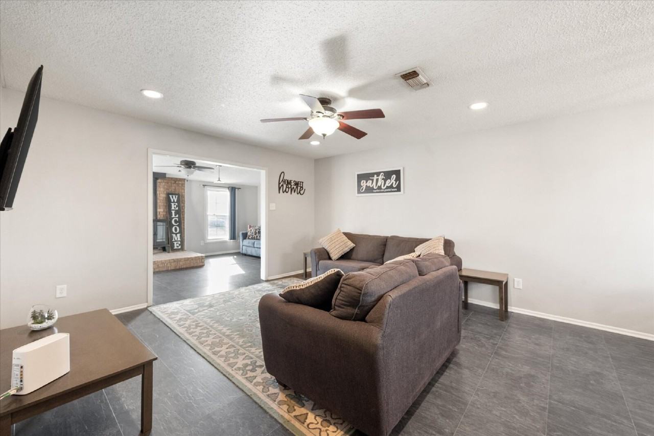 4803 8th St - Photo 7 of 29