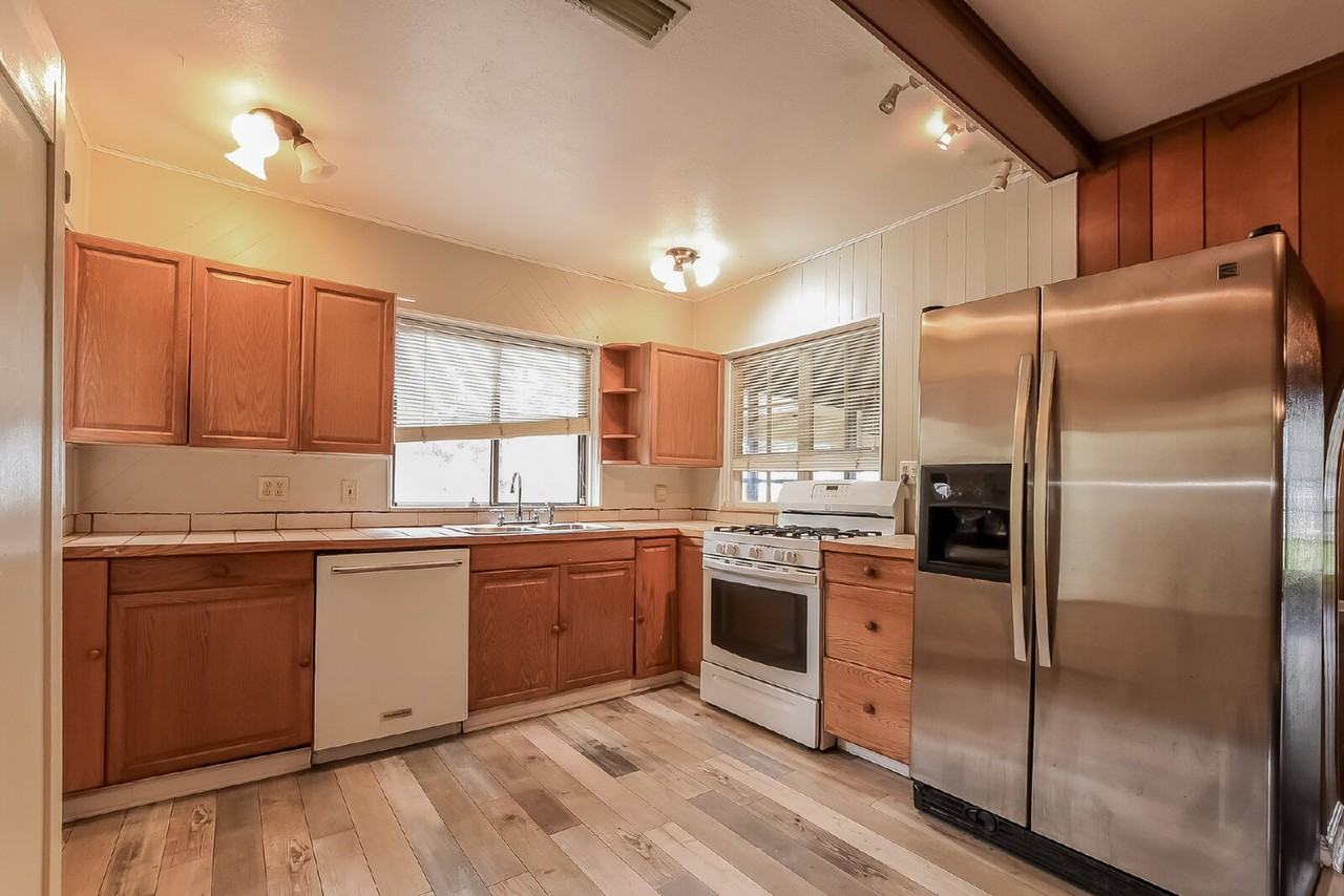 1428 Riverside Dr - Photo 6 of 40