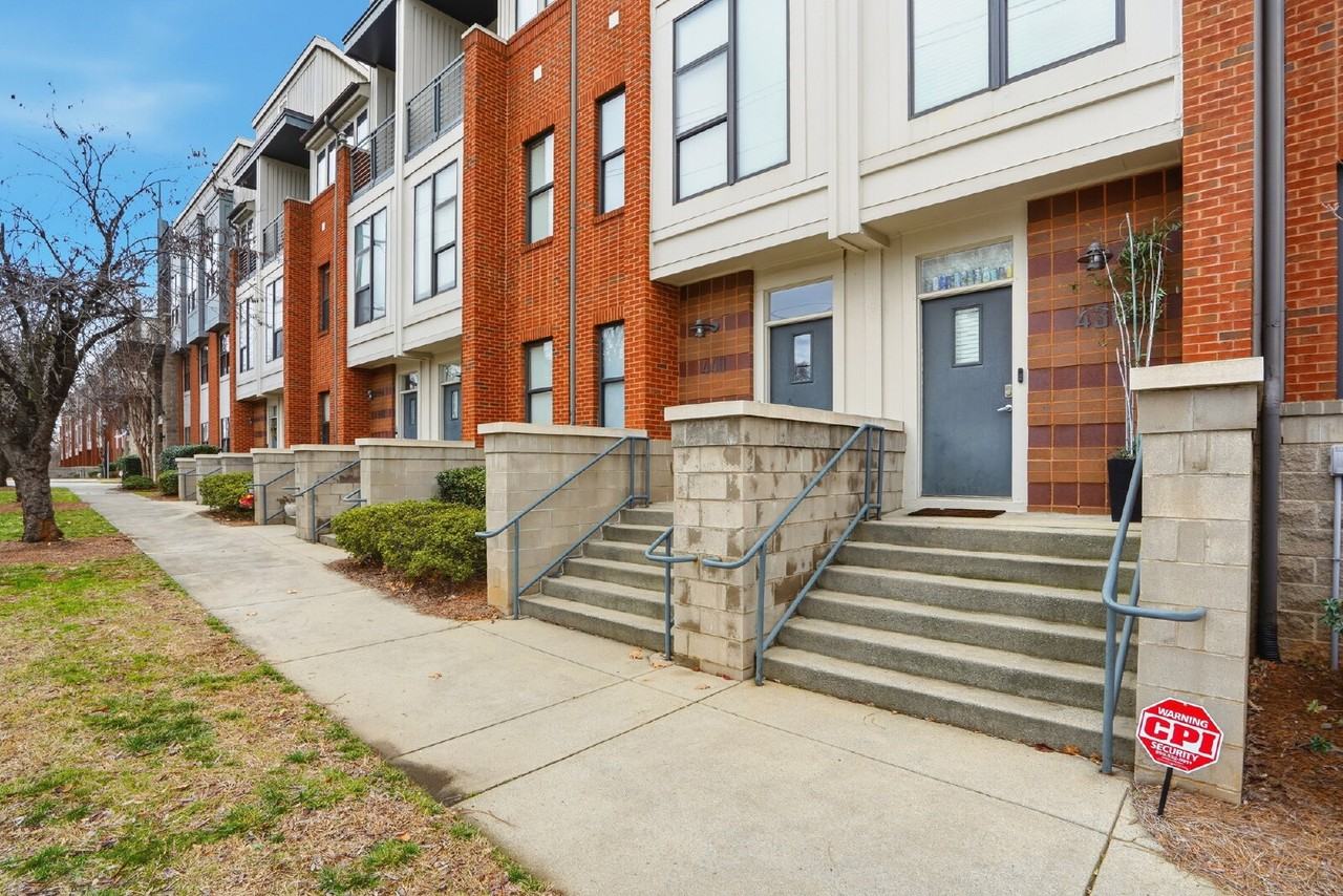 440 N Mcdowell St - Photo 2 of 50