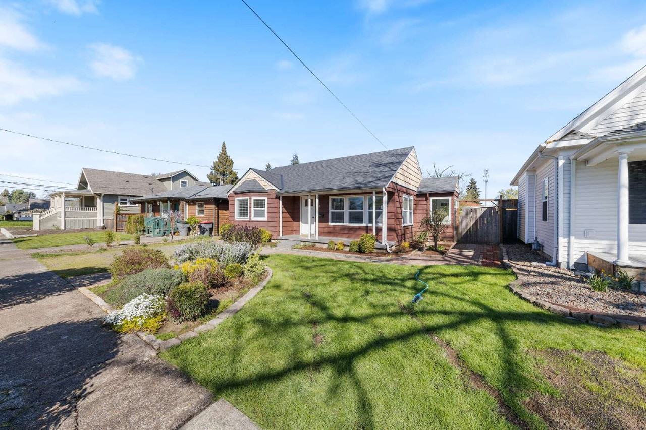 1014 Ne Hembree St - Photo 2 of 27