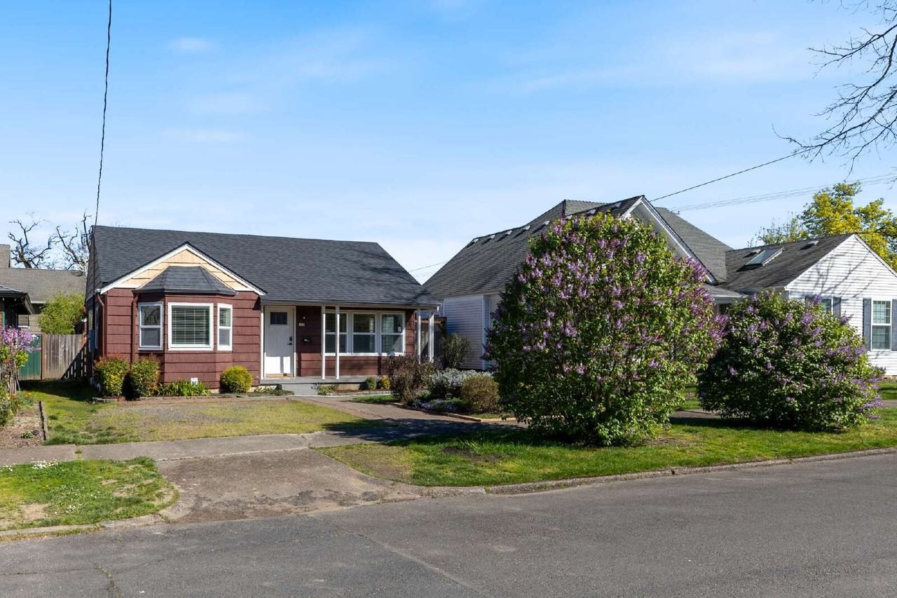 1014 Ne Hembree St - Photo 3 of 27