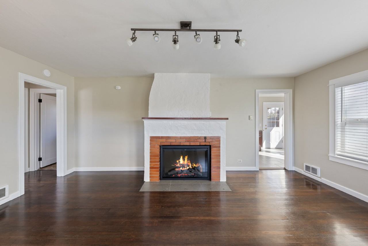 1014 Ne Hembree St - Photo 4 of 27