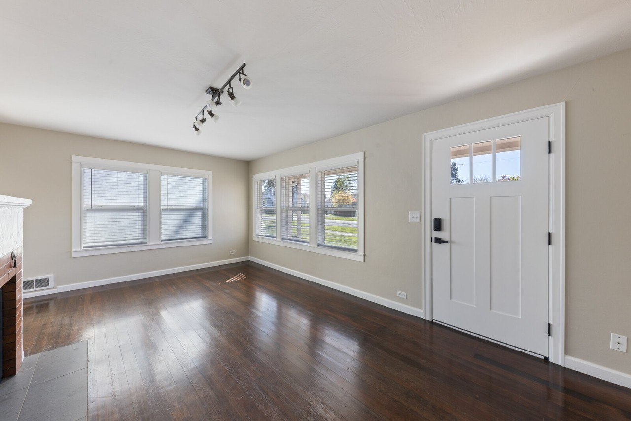 1014 Ne Hembree St - Photo 6 of 27