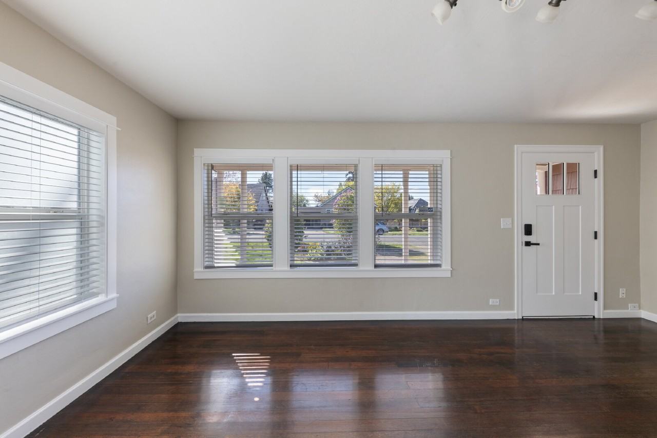 1014 Ne Hembree St - Photo 7 of 27