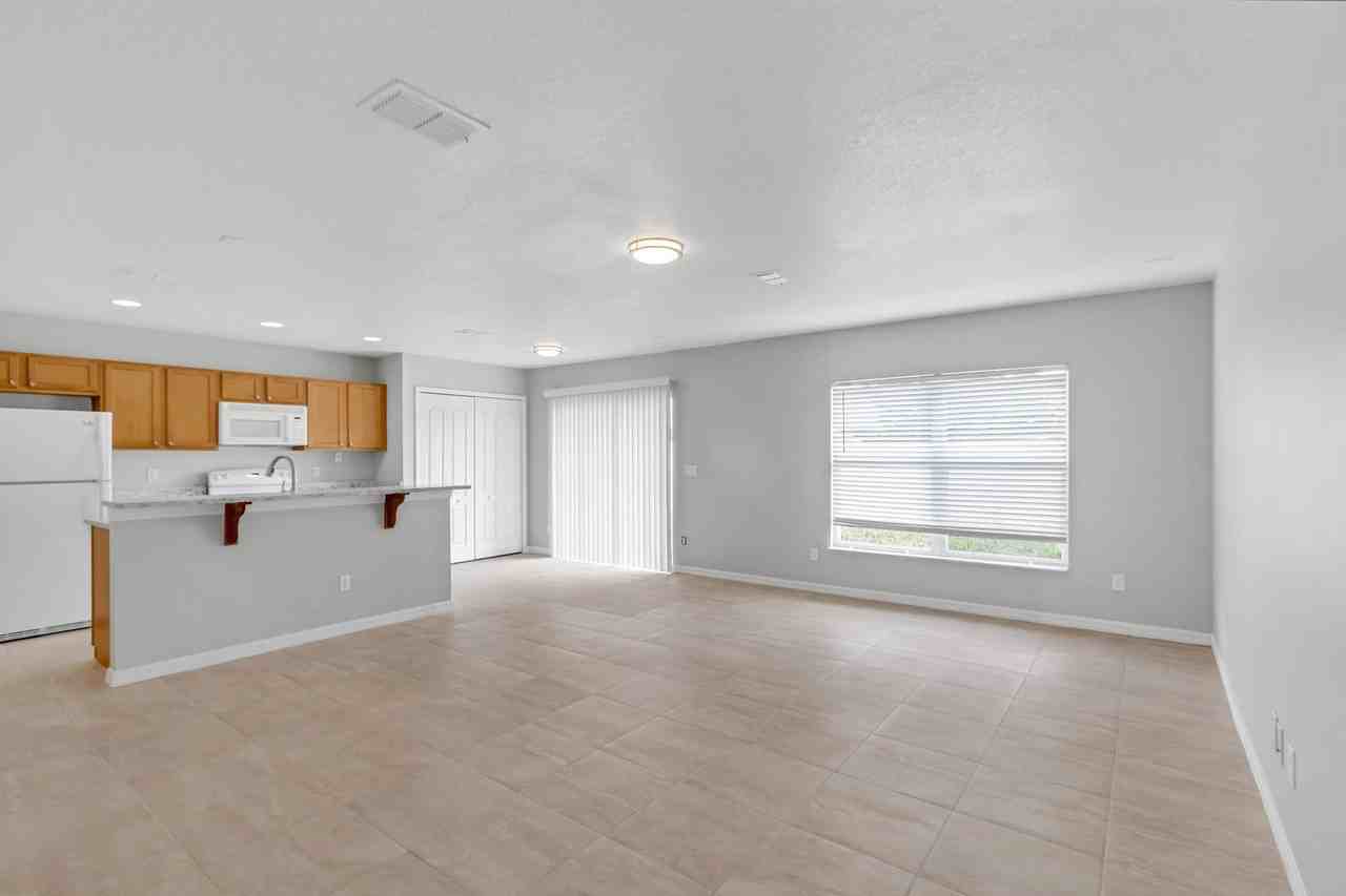 2040 Portcastle Cir - Photo 3 of 18