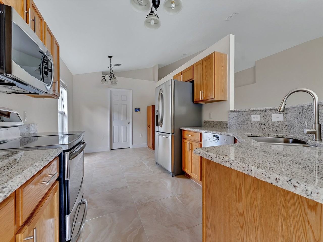 2111 Corner Point Ct - Photo 7 of 16