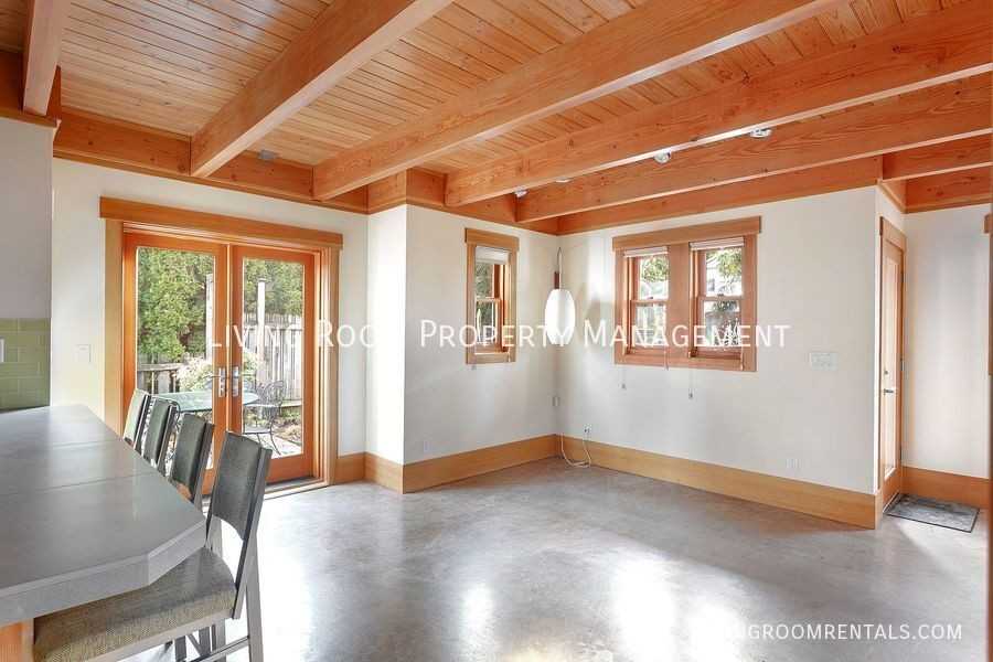 1501 Se Holly St #B - Photo 7 of 16