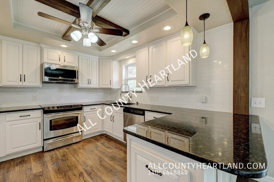 3921 Nw 51st St - Photo 6 of 16