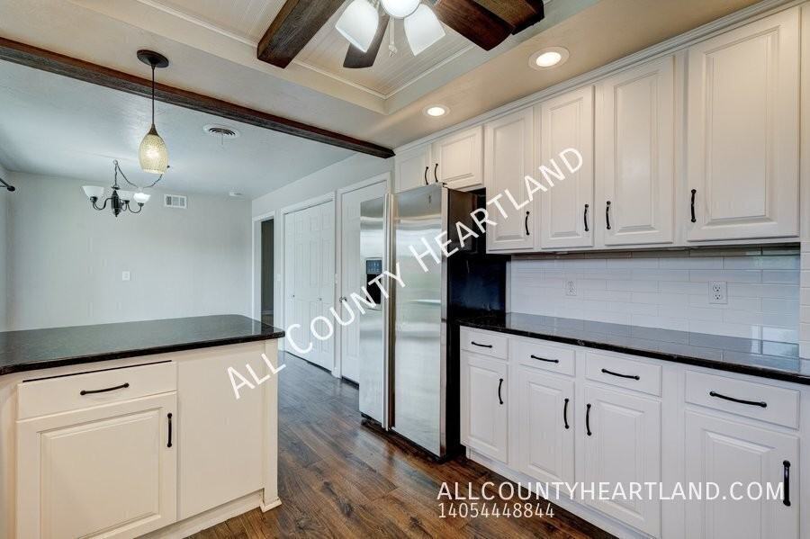 3921 Nw 51st St - Photo 7 of 16