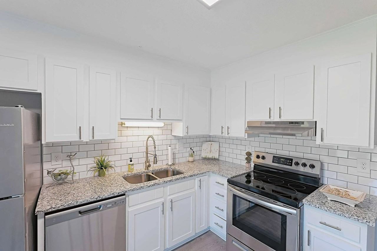 Lindsey Manor - Photo 3 of 23