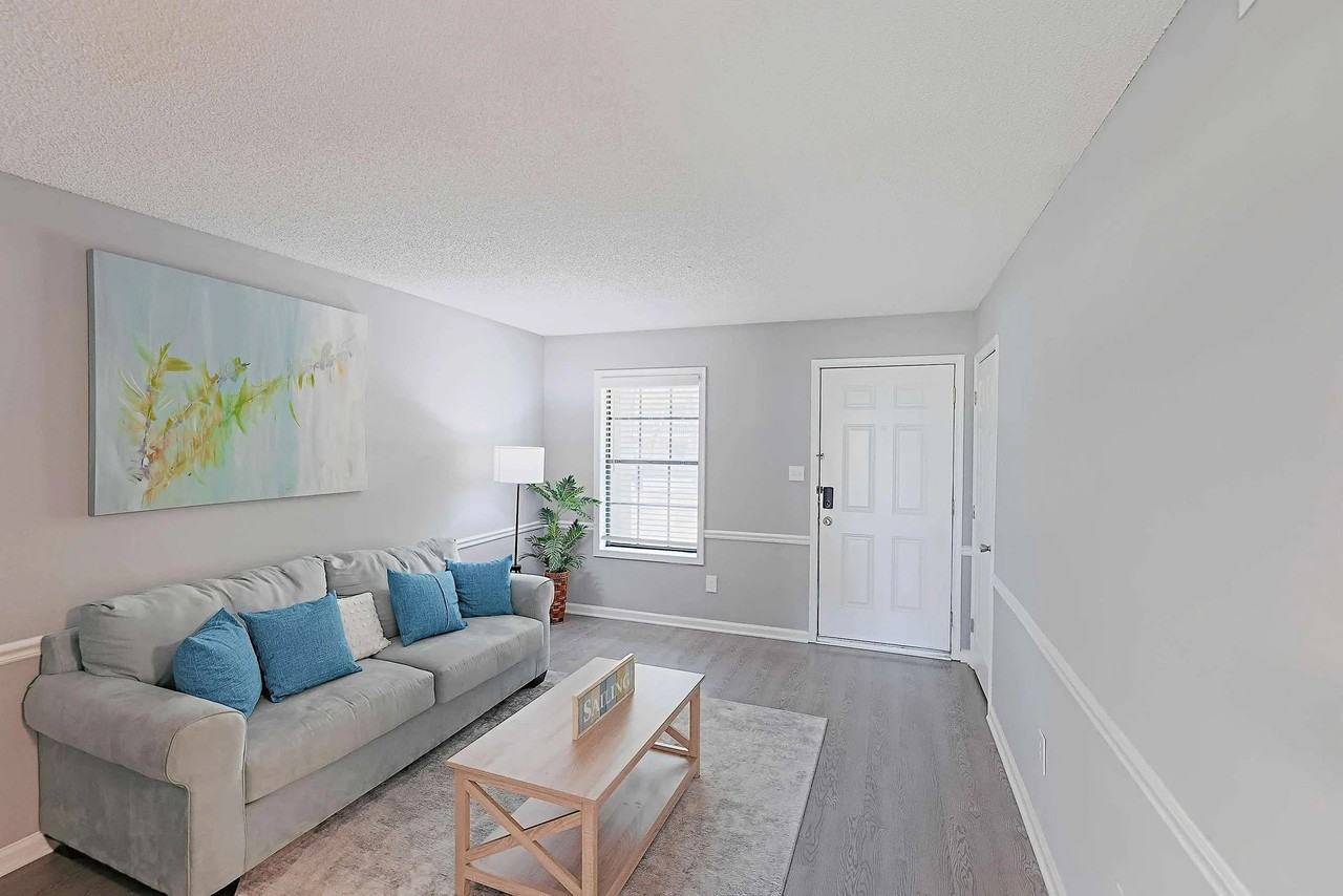 Lindsey Manor - Photo 4 of 23