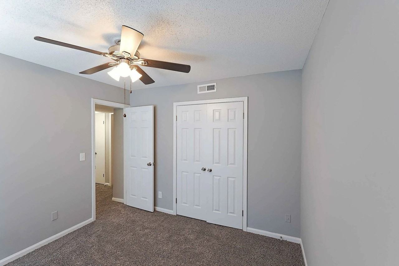 Lindsey Manor - Photo 5 of 23