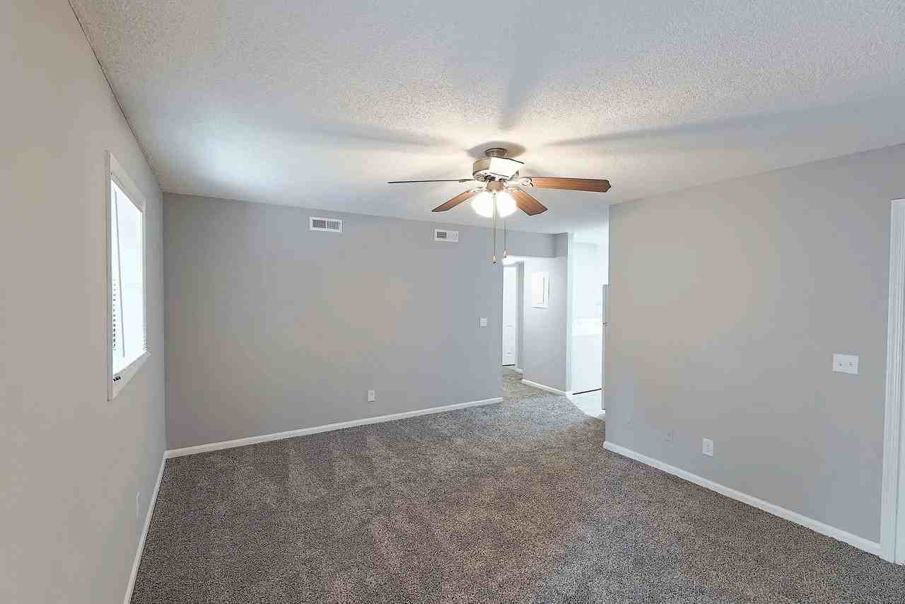 Lindsey Manor - Photo 6 of 23