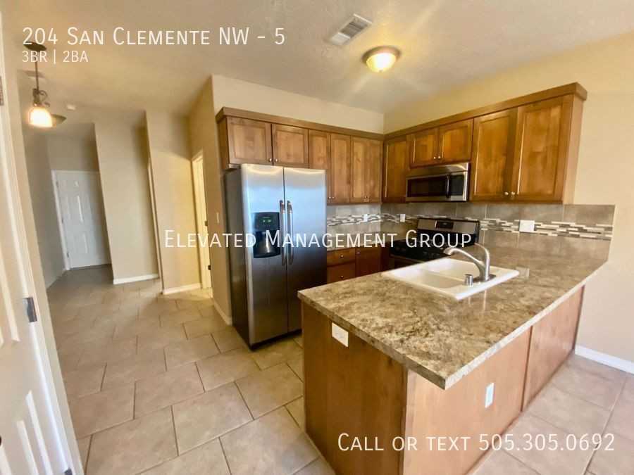204 San Clemente Ave Nw #5 - Photo 3 of 15