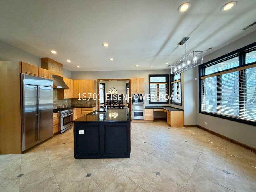 1S701 Eisenhower Rd - Photo 4 of 20