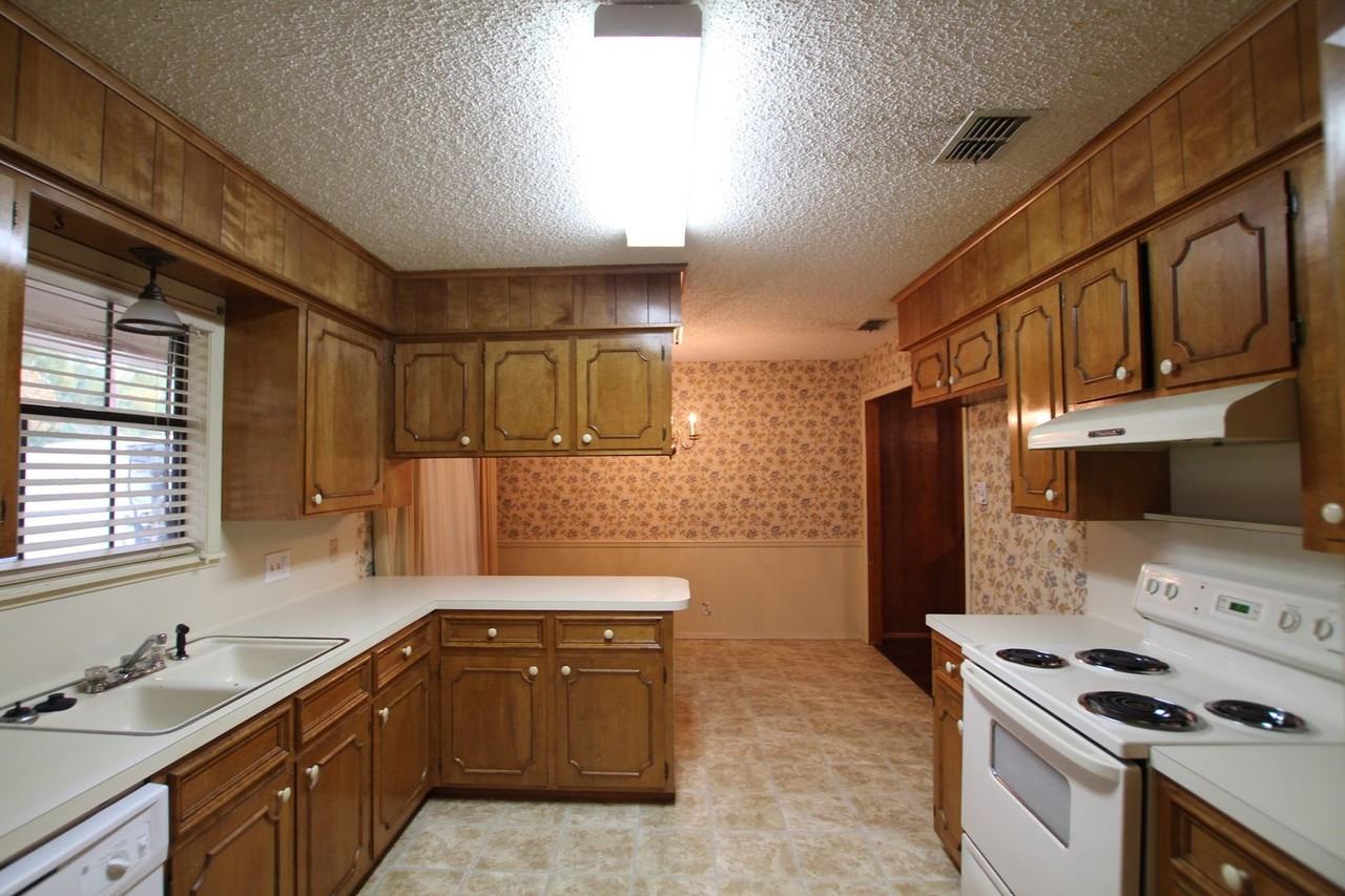 1303 Larkspur Ln - Photo 2 of 12