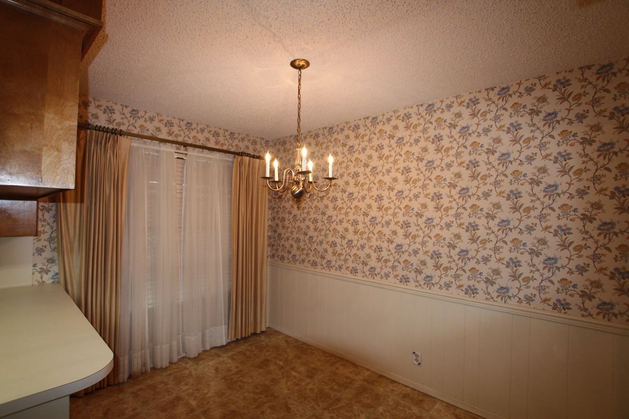 1303 Larkspur Ln - Photo 3 of 12