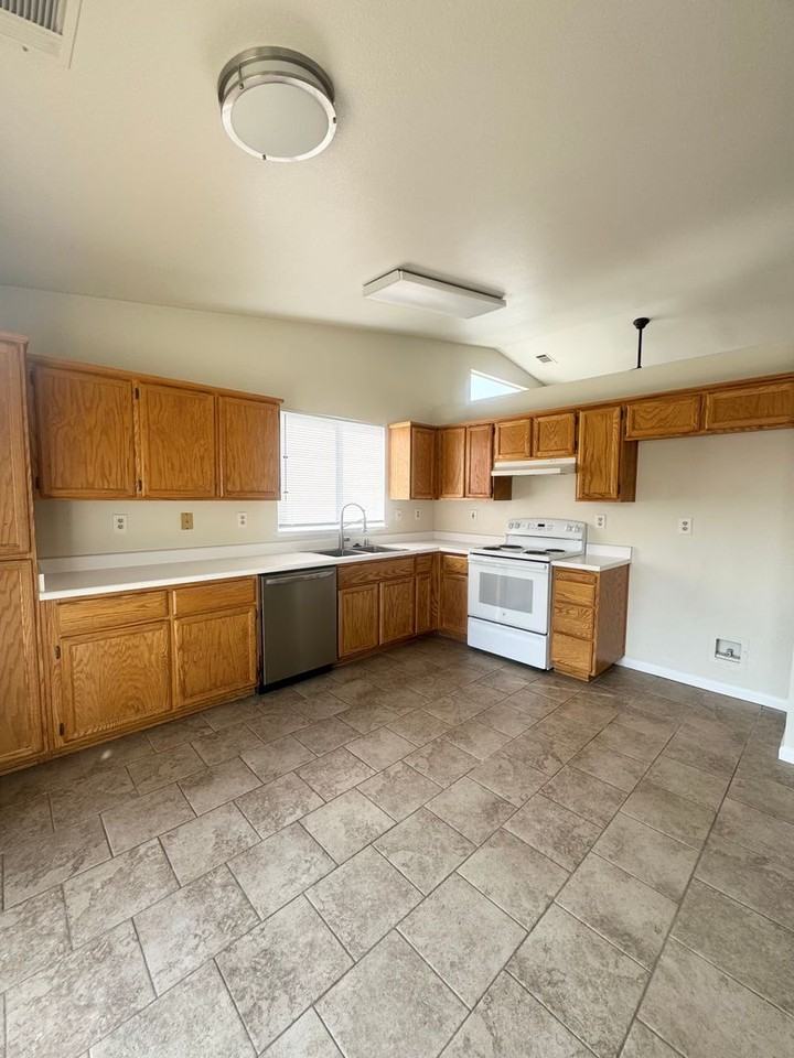 1276 Grouse Dr - Photo 4 of 14